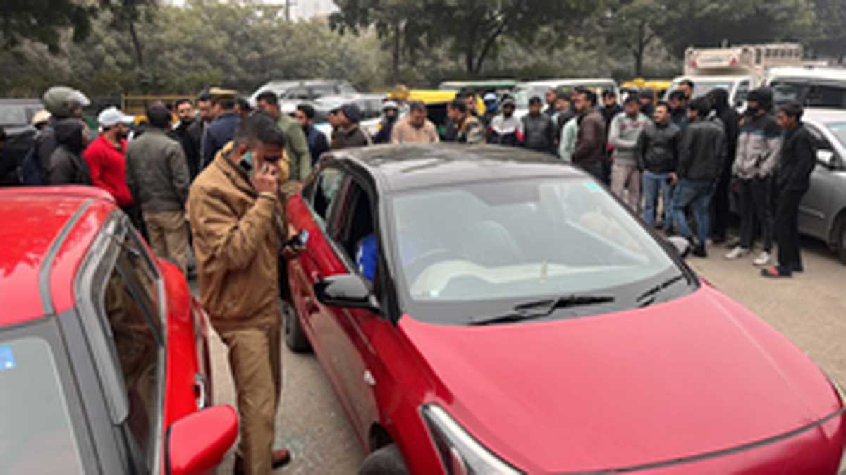 नोएडा में जिम के बाहर कार में एयर इंडिया के कर्मचारी की गोली मारकर हत्या